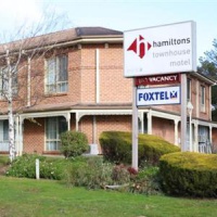 Отель Hamiltons Townhouse Motel в городе Квинбеян, Австралия