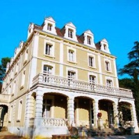 Отель Chateau Laval Hotel Greoux-les-Bains в городе Греу-Ле-Бэн, Франция