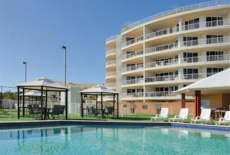 Отель Fairways Golf and Beach Retreat Bribie Island в городе Вурим, Австралия