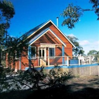 Отель Lorne Bush House Cottages & Eco Lodges в городе Лорн, Австралия