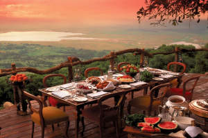 Отель Ngorongoro Crater Lodge в окружении дикой природы Танзании