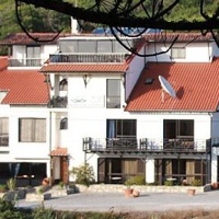 Отель Agua de Madeiros в городе Алкобаса, Португалия