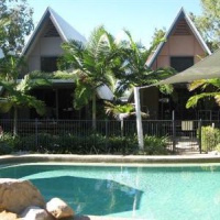 Отель Canopy Tropical Chalets в городе Нелли Бэй, Австралия