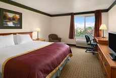 Отель Baymont Inn and Suites DeKalb в городе Декальб, США