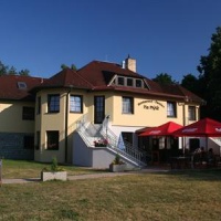 Отель Penzion - Restaurace Na Myte в городе Сезимово Усти, Чехия