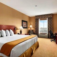 Отель Days Inn and Suites Strathmore в городе Стрейтмор, Канада