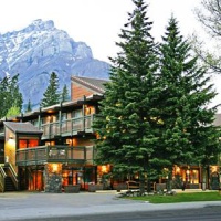 Отель Charlton's Cedar Court в городе Банф, Канада