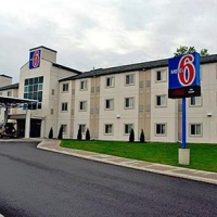Отель Motel 6 Peterborough в городе Питерборо, Канада