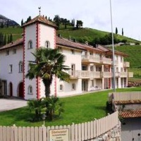 Отель Uberbacherhof в городе Термено-сулла-Страда-дель-Вино, Италия