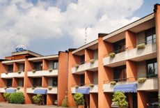 Отель Hotel Blu Inn в городе Колоньо-Монцезе, Италия