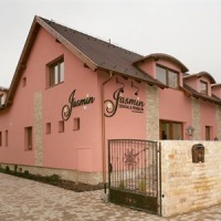 Отель Jasmin Dental & Pension в городе Мошонмадьяровар, Венгрия