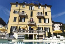Отель Caroline Hotel Brusimpiano в городе Брузимпьяно, Италия