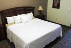 Отель Crystal Springs Inn and Suites в городе Норт Тованда, США