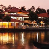 Отель Shimpos Lake Bounty Resorts в городе Thanneermukkom, Индия