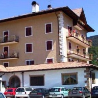 Отель Albergo Aurora Tret в городе Фондо, Италия