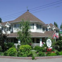 Отель Village Country Inn в городе Радиум Хот Спрингс, Канада