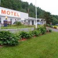 Отель Motel Au Rocher в городе Кап-Сент-Игнас, Канада