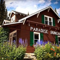 Отель Paradise Lodge & Bungalows в городе Лейк Луиз, Канада