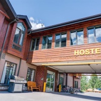 Отель The Hostel Bear в городе Канмор, Канада