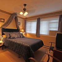 Отель Alpenrose Revelstoke Bed and Breakfast в городе Ревелсток, Канада