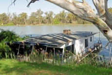 Отель Boats and Bedzzz Houseboat Stays в городе Ренмарк, Австралия