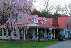 Отель Blue Ridge Manor Bed and Breakfast Cana в городе Laurel Fork, США