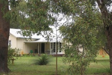 Отель Abbeys Cottage at Sandy Lake Farm в городе Макенберра, Австралия