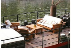 Отель Stylish Houseboat in Paris в городе Пюто, Франция
