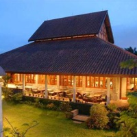 Отель The La Oma Hotel Resto в городе Лембанг, Индонезия