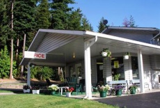 Отель Cozy Pines Motel Castlegar в городе Каслгар, Канада
