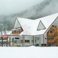 Отель Peaks Lodge в городе Ревелсток, Канада