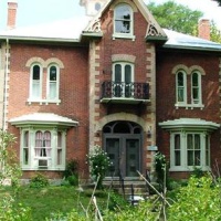 Отель Motley Manor on Lilac Grove Hill в городе Madoc, Канада