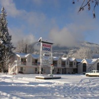 Отель Monashee Lodge в городе Ревелсток, Канада