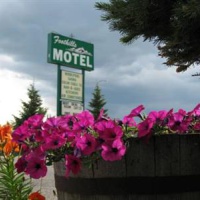 Отель Foothills Motel в городе Пинчер-Крик, Канада
