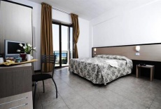 Отель Hotel Rondine в городе Маринелла-ди-Сарцана, Италия
