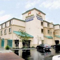 Отель Holiday Inn Express and Suites Elk Grove в городе Элк Гров, США