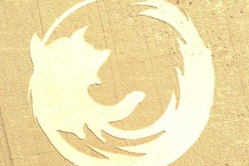 Логотип Firefox в чистом поле