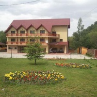 Отель Pensiunea Roua Muntelui в городе Dejani, Румыния