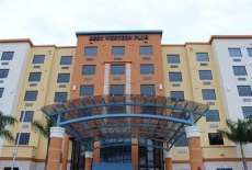 Отель BEST WESTERN PLUS Kendall Airport Hotel & Suites в городе Кантри-Уолк, США