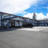 Отель Imperial Motel 100 Mile House в городе 100 Майл Хаус, Канада