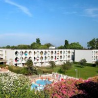 Отель Resideal Bernard de Ventadour в городе Ла-Гранд-Мот, Франция
