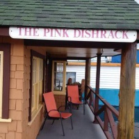 Отель Pink Dishrack Floating Cottage в городе Эскьимальт, Канада