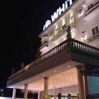 Отель De Whitte Hotel & Coffee Shop в городе Паканбару, Индонезия