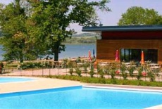 Отель Madame Vacances Les Chalets du Lac de la Vingeanne Villegusien-le-Lac в городе Лонжо-Персе, Франция