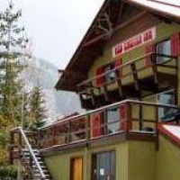 Отель Red Shutter Cabin в городе Россленд, Канада