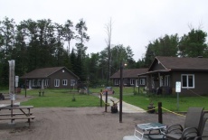 Отель Les Chalets Baie Cascouia et le gite Au bord du Lac в городе Ларуш, Канада