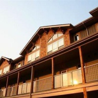 Отель Fire Mountain Lodge в городе Канмор, Канада