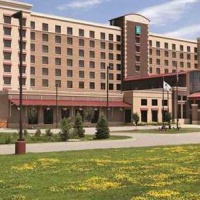 Отель Embassy Suites Minneapolis - North в городе Бруклин-Сентер, США