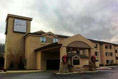 Отель Smokey Mountain Inn & Suites в городе Чероки, США