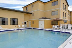 Отель Comfort Inn & Suites Tavares Mount Dora в городе Таварс, США